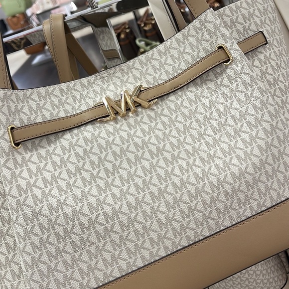 MICHAEL KORS
Reed Large Logo Shoulder Tote Bag
Camel Combo 
NWT - Picture 7 of 16